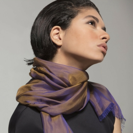 echarpe roxa e dourada