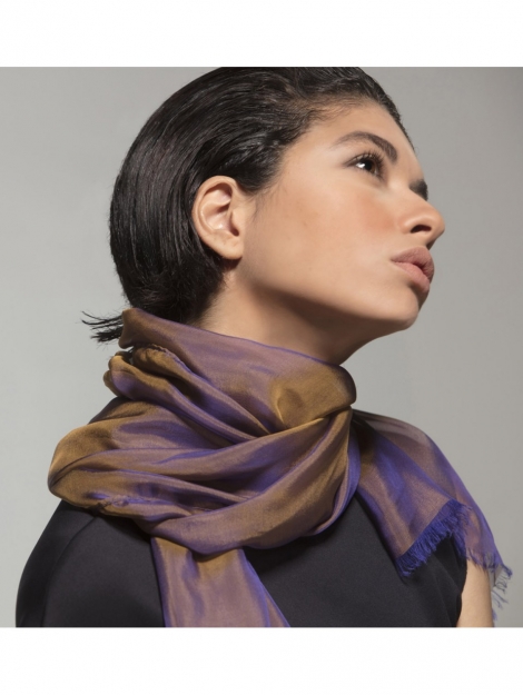 echarpe roxa e dourada