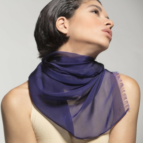 echarpe roxa e preta