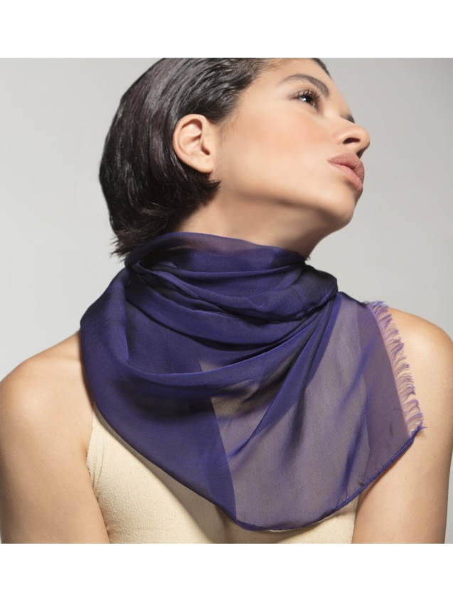 echarpe roxa e preta